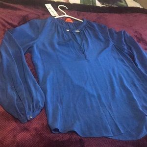 Lovely blue silk blouse w/ deep slit & neck tie 🔥